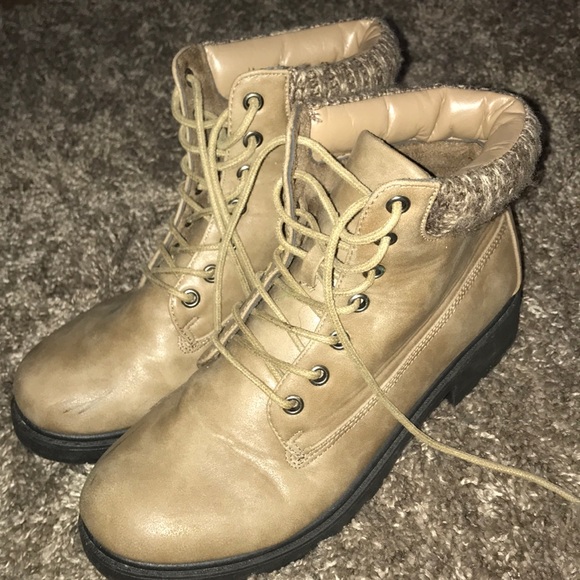 Size 8 boots - Picture 1 of 1